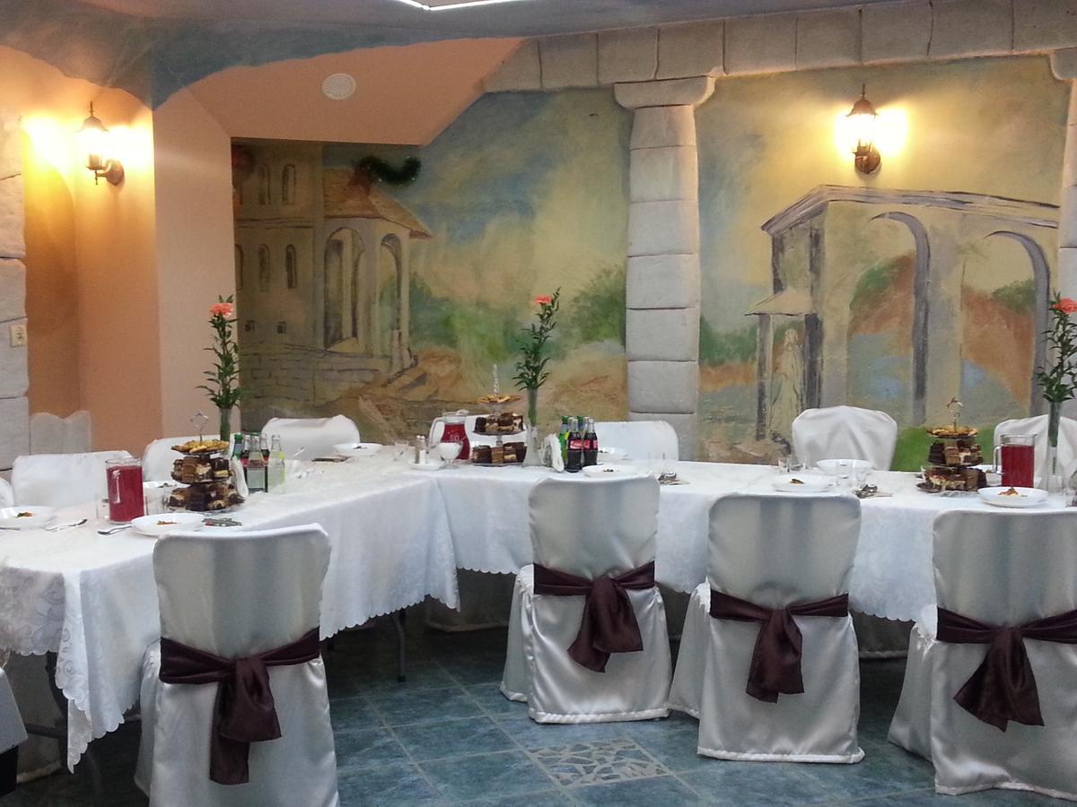 Hotel Pod Trzema Różami Sanok Zewnętrze zdjęcie